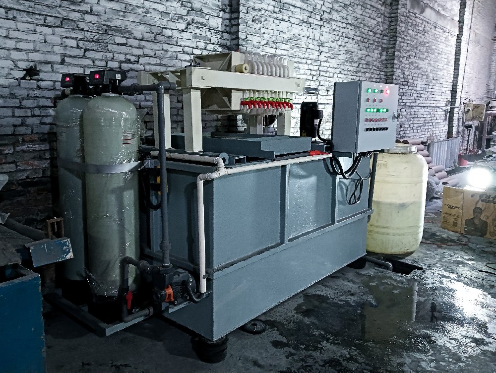 絮凝壓濾一體機：塑料清洗廢水污泥的高效處理方案及應(yīng)用效果